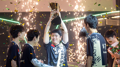 17Gaming lifting the trophy