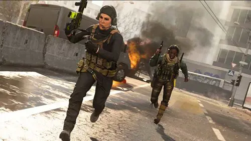 Two soldiers darting into combat in Modern Warfare.