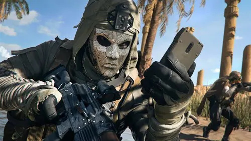 Warzone 2 Operator holding phone