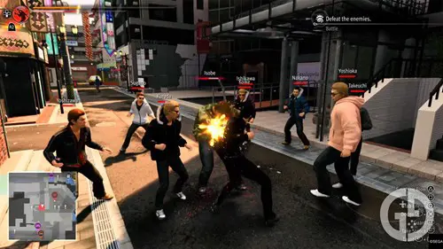 Kiryu fighting a group of thugs in Like a Dragon Gaiden